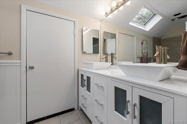 98 Squiretown Road, Hampton Bays, NY 11946