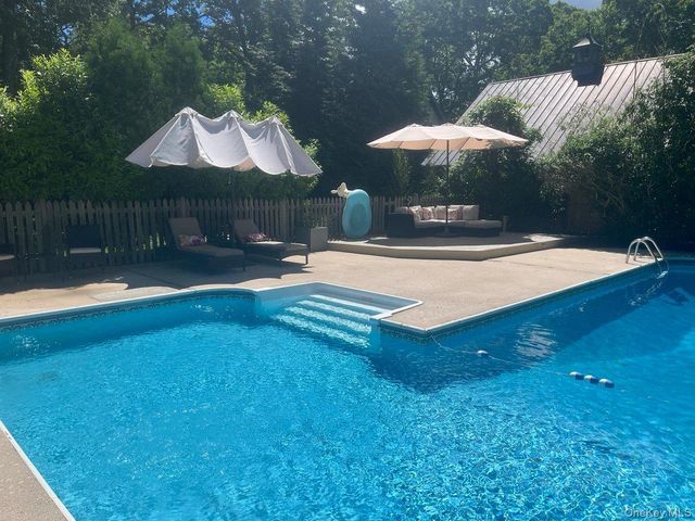 98 Squiretown Road, Hampton Bays, NY 11946