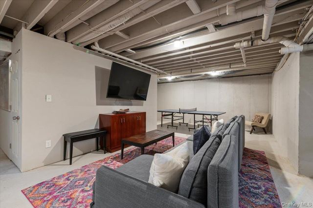 98 Squiretown Road, Hampton Bays, NY 11946