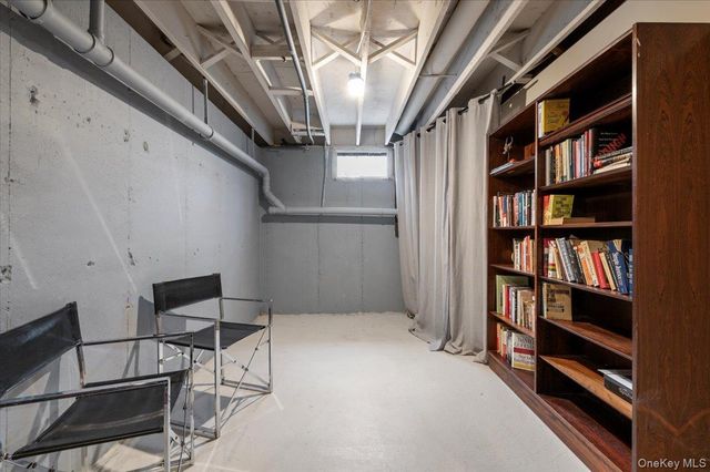 98 Squiretown Road, Hampton Bays, NY 11946