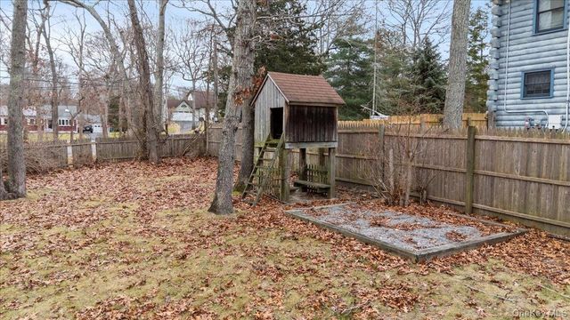 98 Squiretown Road, Hampton Bays, NY 11946