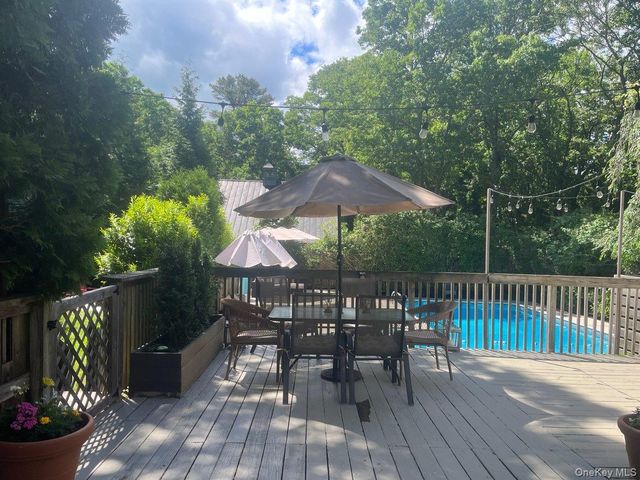 98 Squiretown Road, Hampton Bays, NY 11946