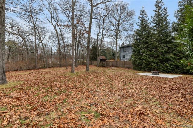 98 Squiretown Road, Hampton Bays, NY 11946