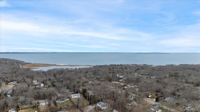 98 Squiretown Road, Hampton Bays, NY 11946