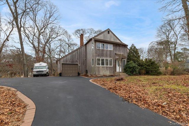 98 Squiretown Road, Hampton Bays, NY 11946