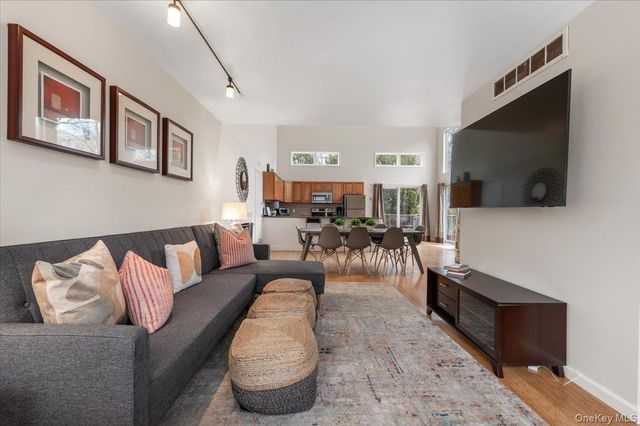 98 Squiretown Road, Hampton Bays, NY 11946