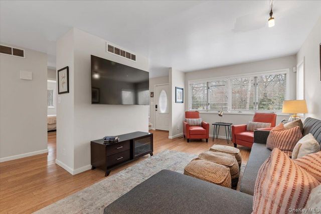 98 Squiretown Road, Hampton Bays, NY 11946