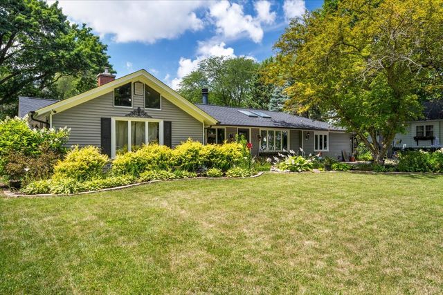 911 S 7th Street, St. Charles, IL 60174