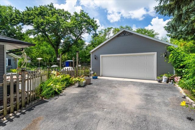 911 S 7th Street, St. Charles, IL 60174