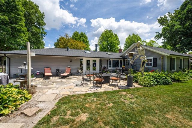 911 S 7th Street, St. Charles, IL 60174