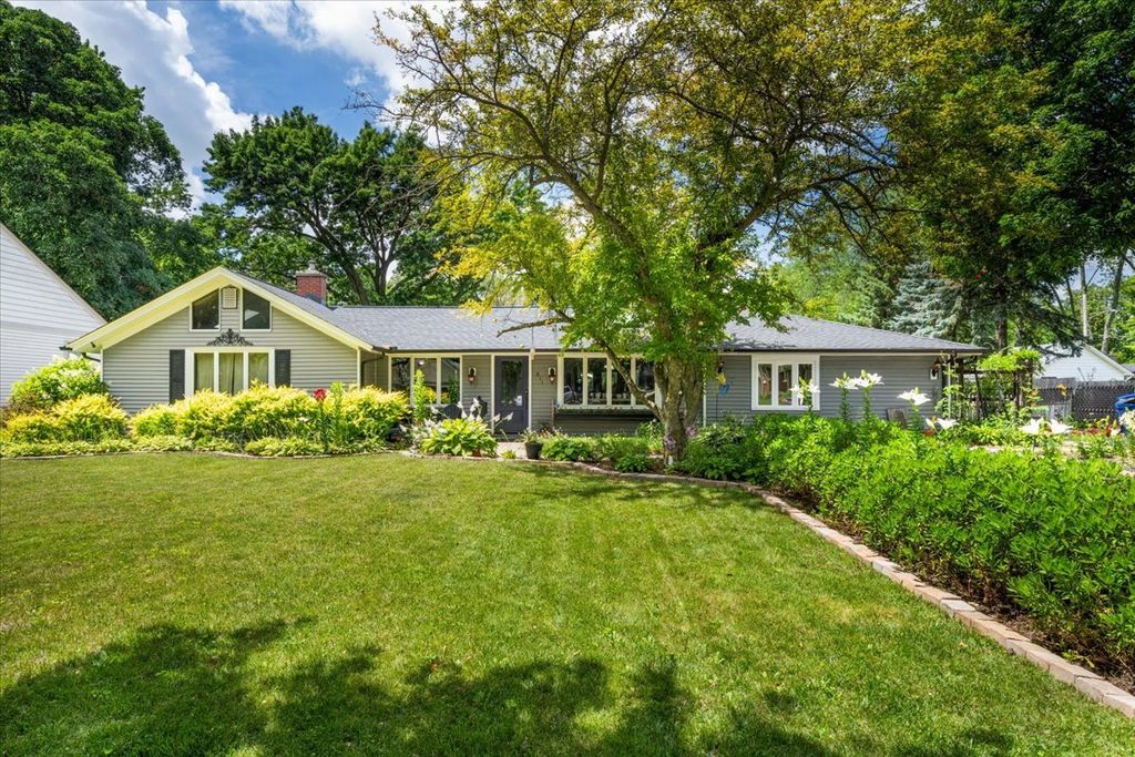 911 S 7th Street, St. Charles, IL 60174