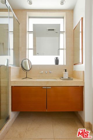 8265 Fountain Avenue 302, West Hollywood, CA 90046