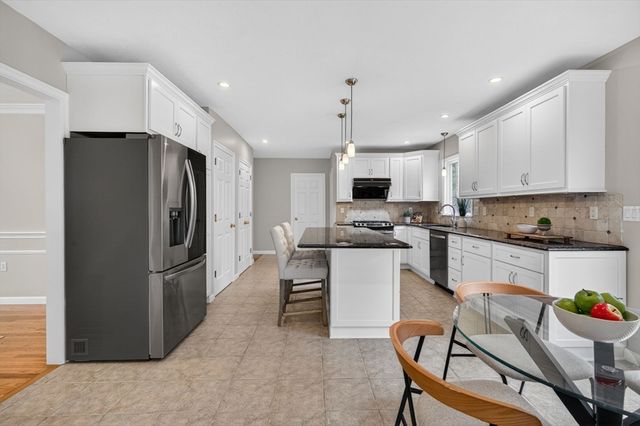 60 Rosemont Dr, North Andover, MA 01845