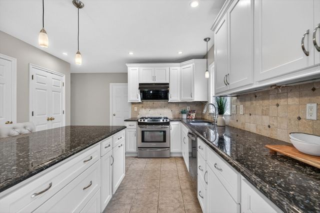 60 Rosemont Dr, North Andover, MA 01845