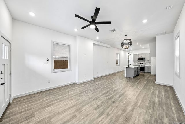 1727 E CROCKETT ST, San Antonio, TX 78202