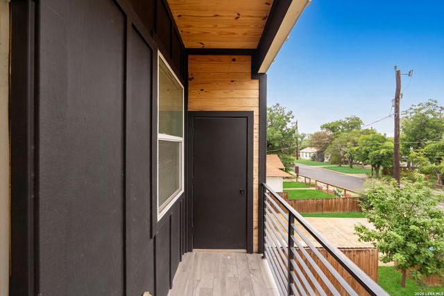1727 E CROCKETT ST, San Antonio, TX 78202