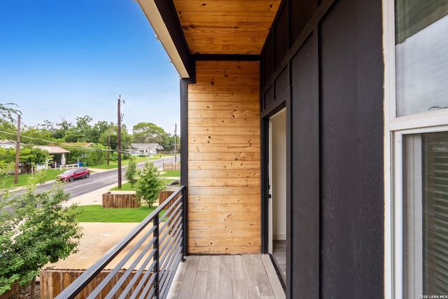 1727 E CROCKETT ST, San Antonio, TX 78202