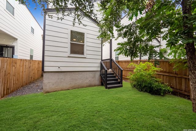1727 E CROCKETT ST, San Antonio, TX 78202