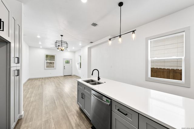 1727 E CROCKETT ST, San Antonio, TX 78202