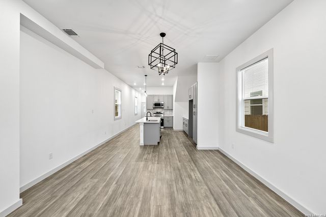 1727 E CROCKETT ST, San Antonio, TX 78202