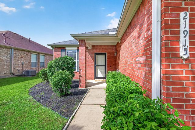 21915 Willow Shadows Drive, Tomball, TX 77375