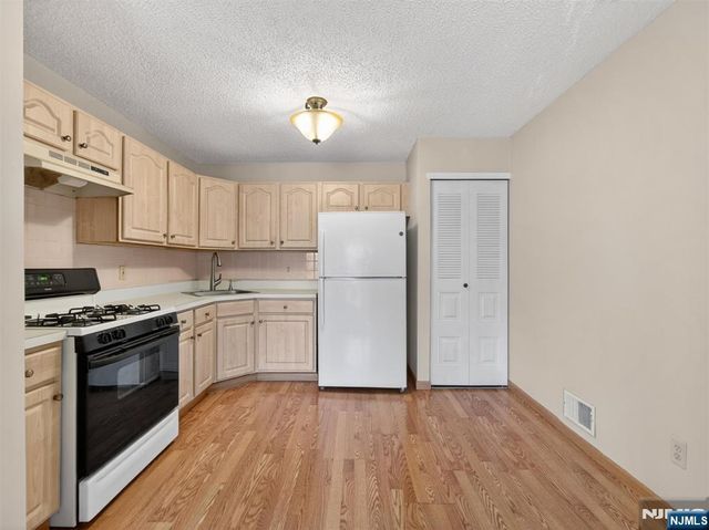 403 Poets Way 403, Mahwah, NJ 07430