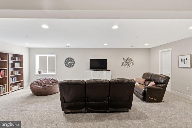 9206 FERNWOOD RD, Bethesda, MD 20817