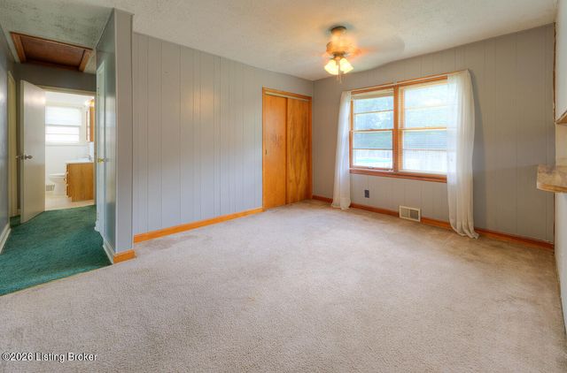 9306 Ponder Ln, Louisville, KY 40272