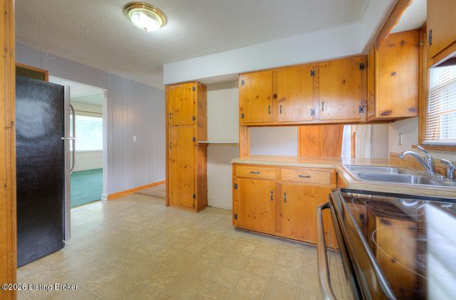 9306 Ponder Ln, Louisville, KY 40272