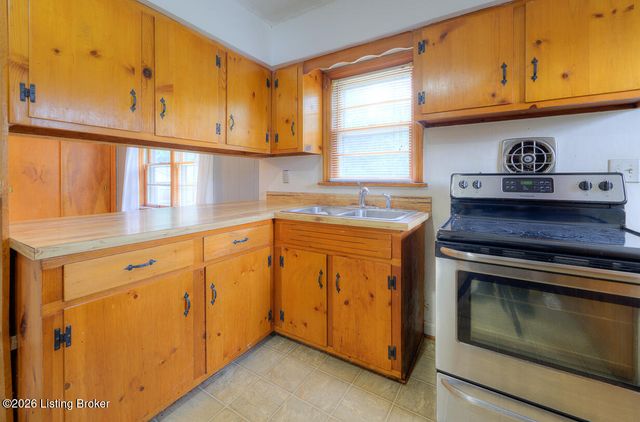 9306 Ponder Ln, Louisville, KY 40272