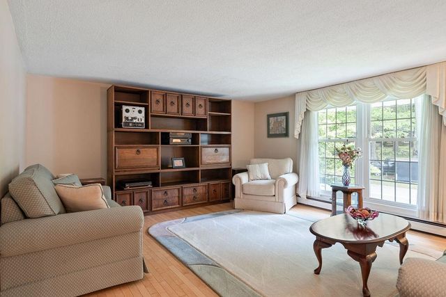 2 Harding Road, Portsmouth, NH 03801