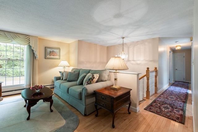 2 Harding Road, Portsmouth, NH 03801