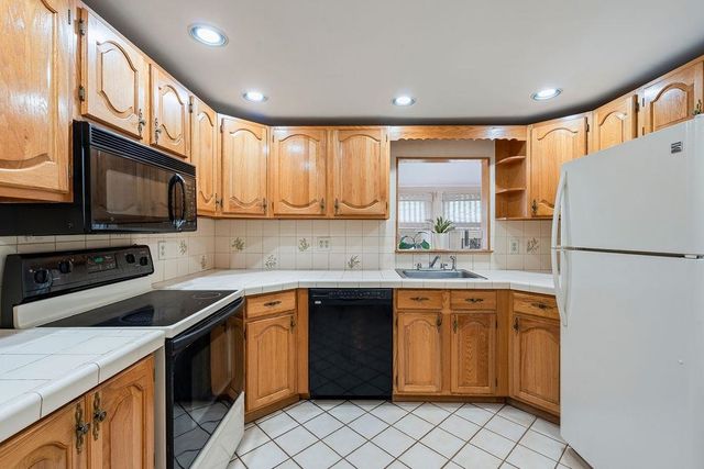 2 Harding Road, Portsmouth, NH 03801