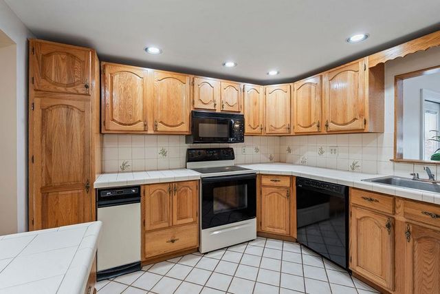 2 Harding Road, Portsmouth, NH 03801