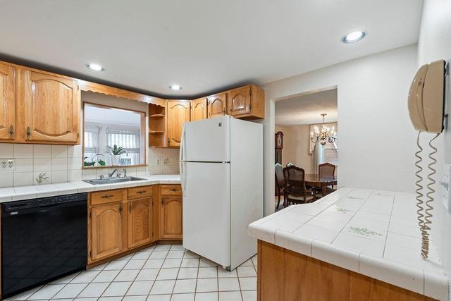 2 Harding Road, Portsmouth, NH 03801