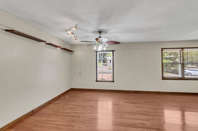 2121 Honey Locust Cv, Paris, TN 38242