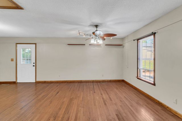 2121 Honey Locust Cv, Paris, TN 38242