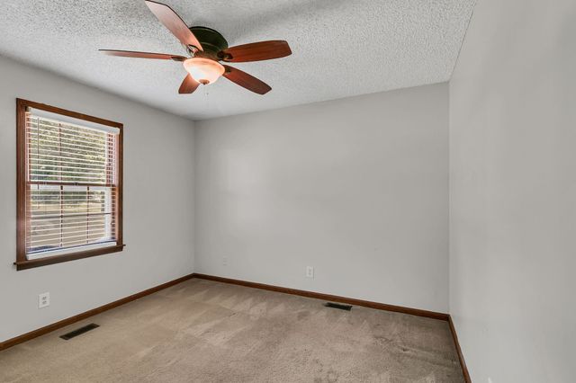 2121 Honey Locust Cv, Paris, TN 38242