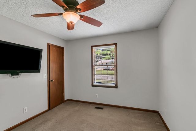 2121 Honey Locust Cv, Paris, TN 38242