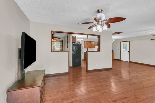 2121 Honey Locust Cv, Paris, TN 38242