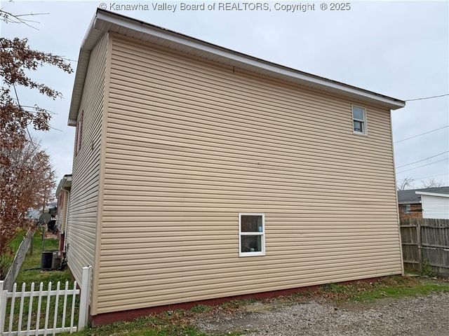 407 Dupont Avenue, Nitro, WV 25143