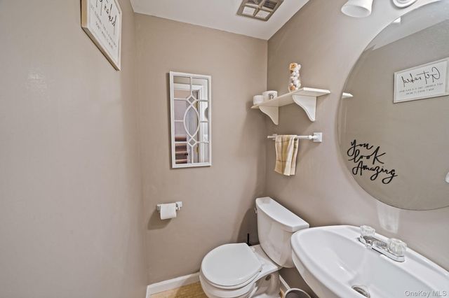 842 Golf Lane, Medford, NY 11763