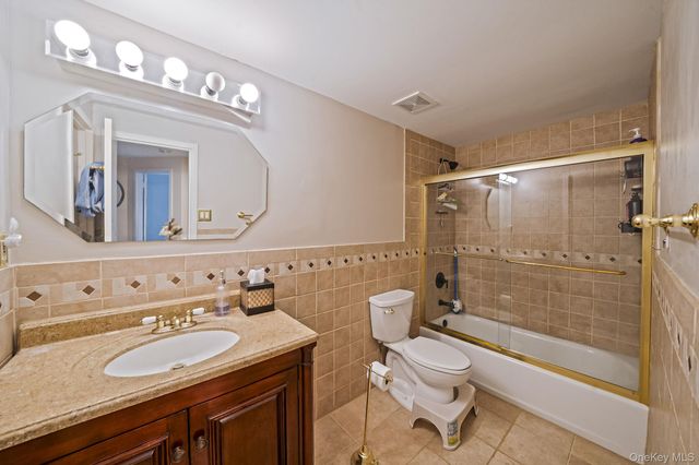 842 Golf Lane, Medford, NY 11763