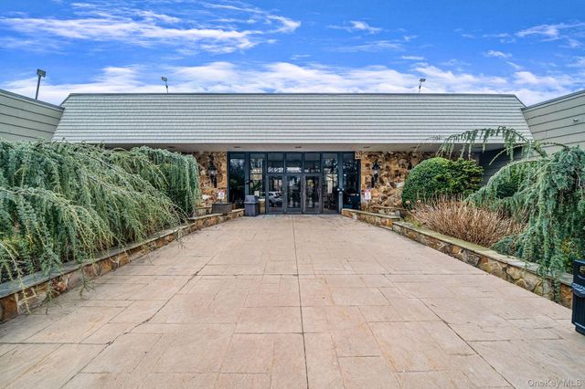 842 Golf Lane, Medford, NY 11763