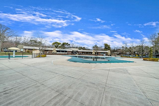 842 Golf Lane, Medford, NY 11763