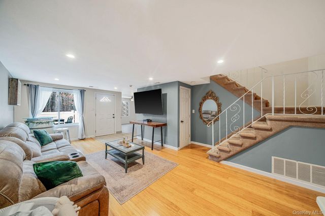 842 Golf Lane, Medford, NY 11763