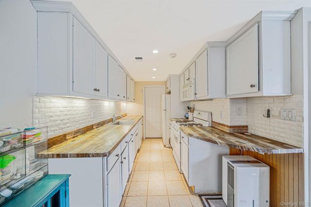 842 Golf Lane, Medford, NY 11763