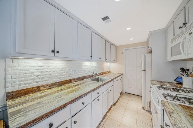 842 Golf Lane, Medford, NY 11763