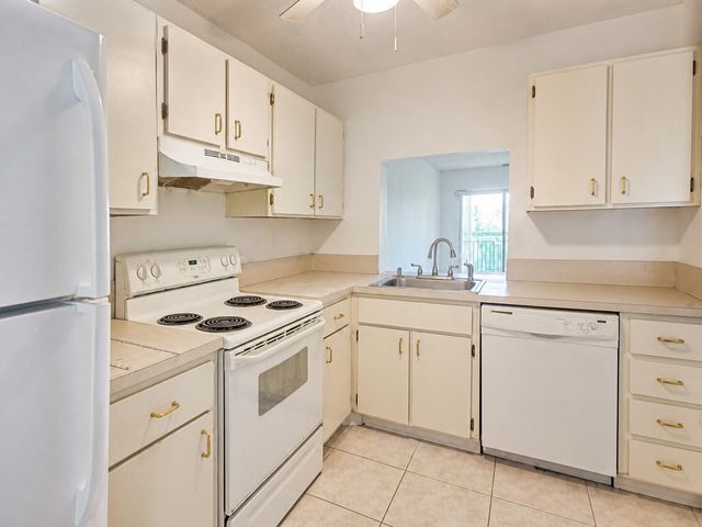 7260 WOODMONT Avenue 203, Tamarac, FL 33321
