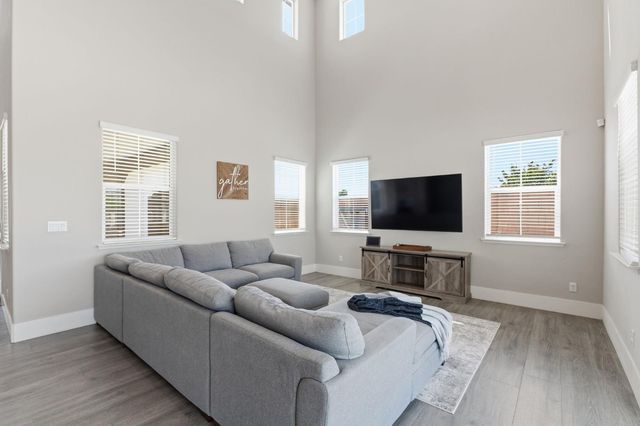 915 Vineyard Court, Madera, CA 93636